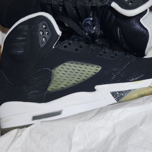 Jordan 5 Retro "Oreos (GS) - Picture 6 of 7